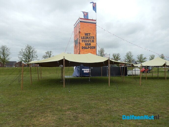Gezellige drukte rond opbouw Oranjefeest in Dalfsen - Foto: Willy