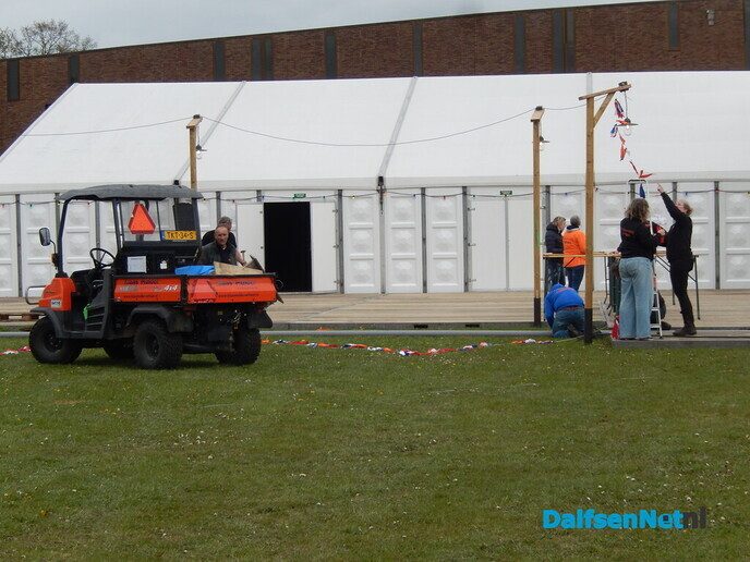 Gezellige drukte rond opbouw Oranjefeest in Dalfsen - Foto: Willy