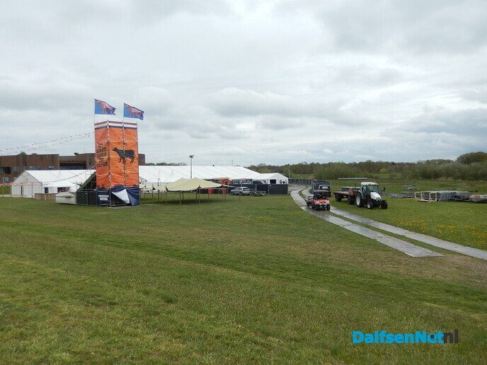 Gezellige drukte rond opbouw Oranjefeest in Dalfsen - Foto: Willy