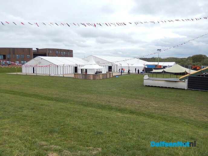 Gezellige drukte rond opbouw Oranjefeest in Dalfsen - Foto: Willy