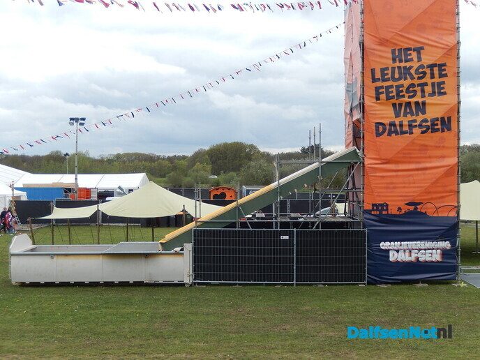 Gezellige drukte rond opbouw Oranjefeest in Dalfsen - Foto: Willy