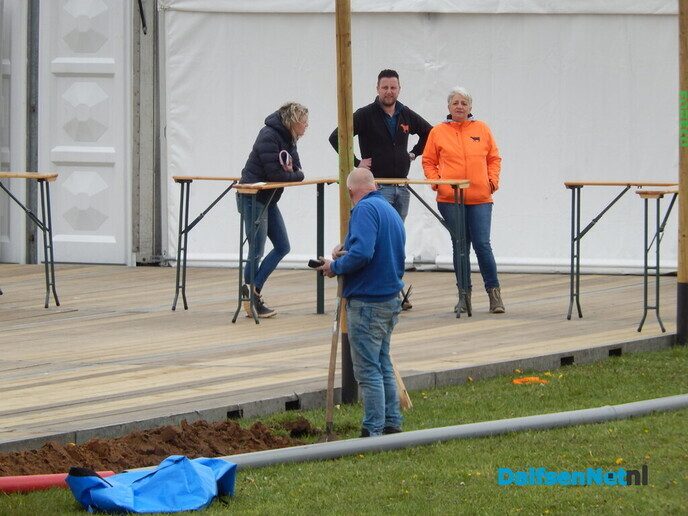 Gezellige drukte rond opbouw Oranjefeest in Dalfsen - Foto: Willy