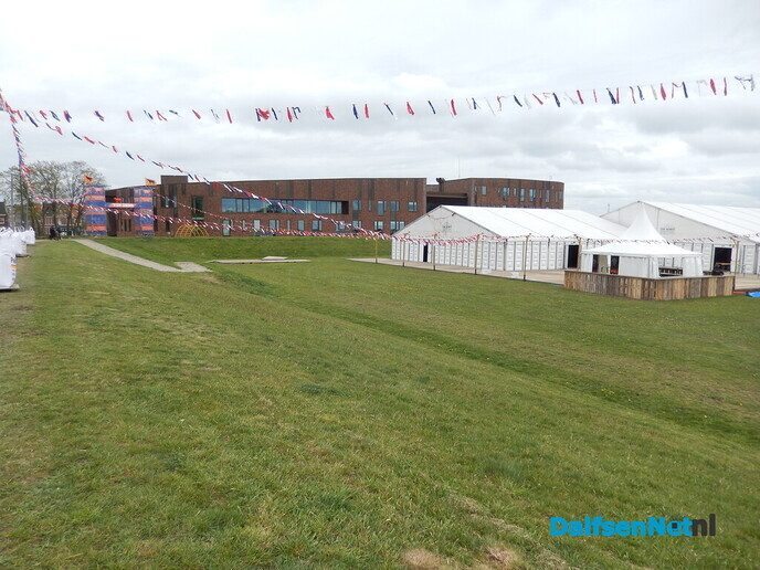 Gezellige drukte rond opbouw Oranjefeest in Dalfsen - Foto: Willy
