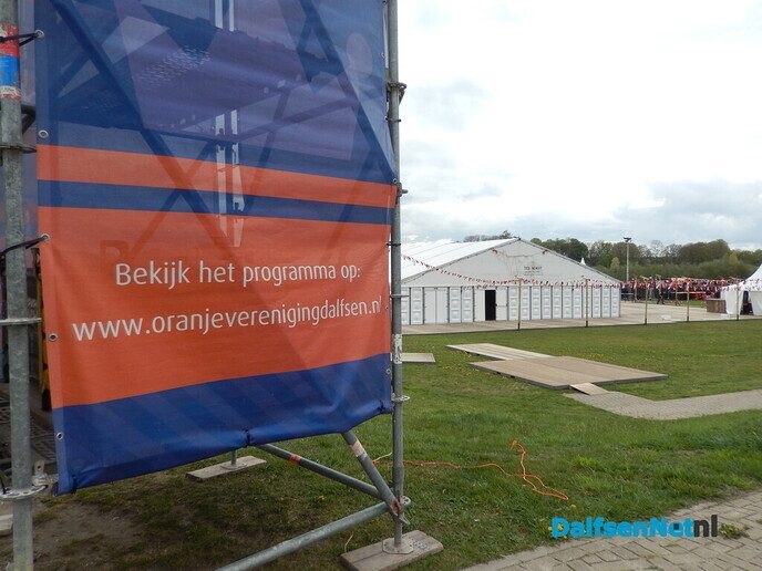 Gezellige drukte rond opbouw Oranjefeest in Dalfsen - Foto: Willy