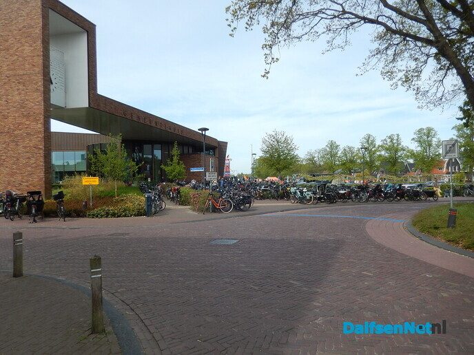 Enorm gezellige drukte op het feestterrein - Foto: Willy