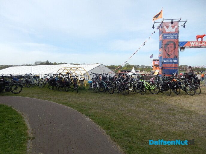 Enorm gezellige drukte op het feestterrein - Foto: Willy