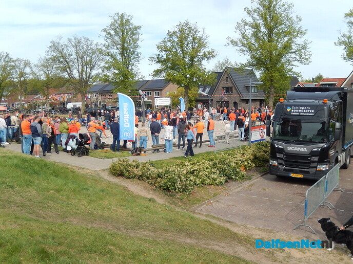 Enorm gezellige drukte op het feestterrein - Foto: Willy