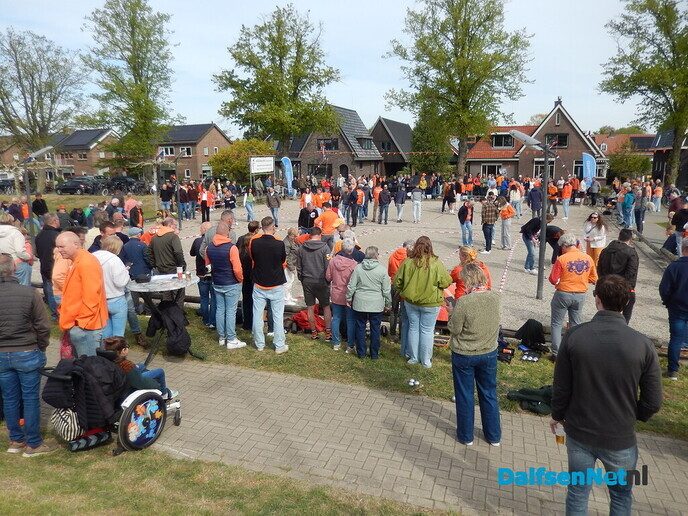 Enorm gezellige drukte op het feestterrein - Foto: Willy