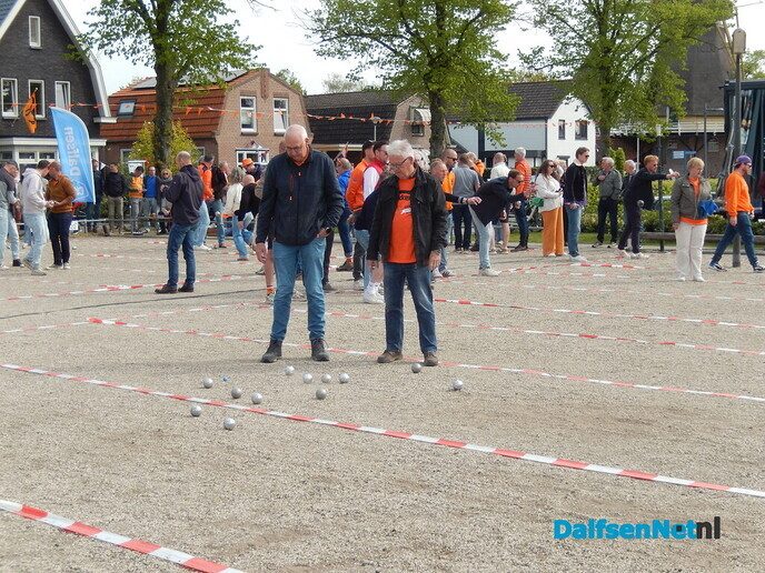 Enorm gezellige drukte op het feestterrein - Foto: Willy