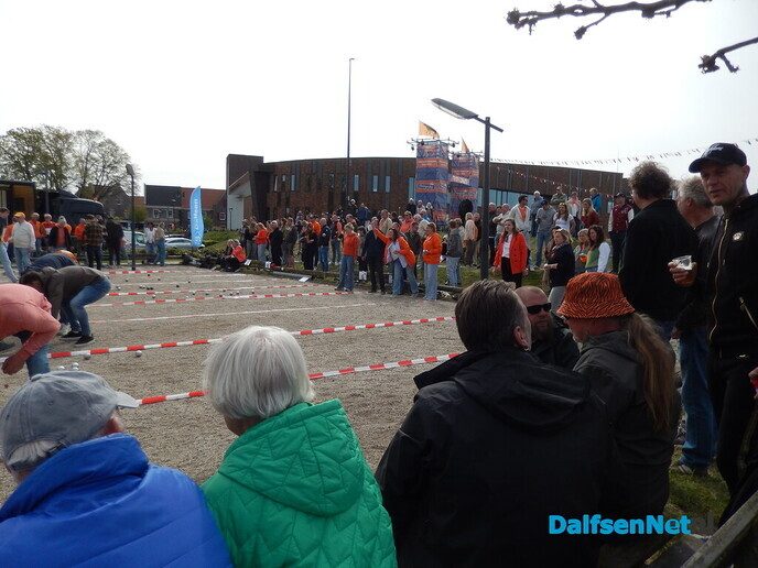 Enorm gezellige drukte op het feestterrein - Foto: Willy