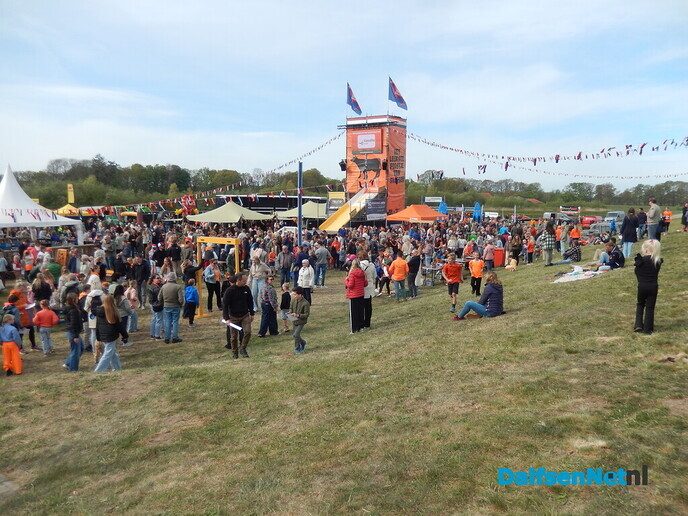 Enorm gezellige drukte op het feestterrein - Foto: Willy