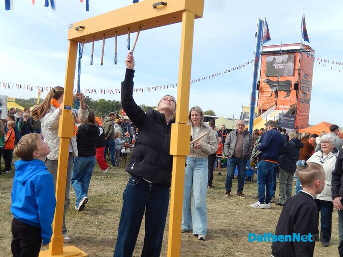 Enorm gezellige drukte op het feestterrein - Foto: Willy