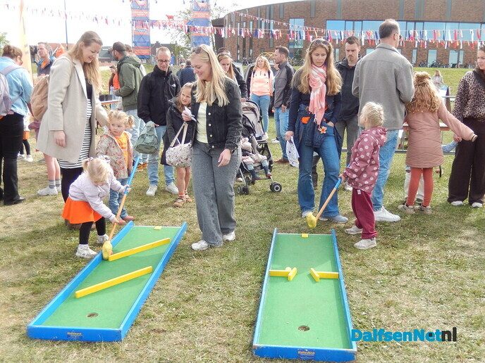 Enorm gezellige drukte op het feestterrein - Foto: Willy