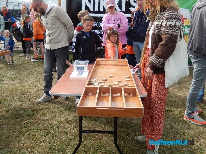 Enorm gezellige drukte op het feestterrein - Foto: Willy
