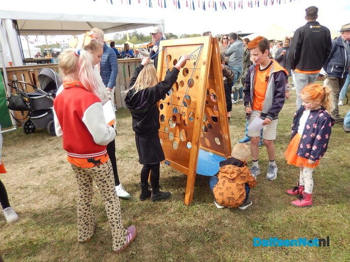 Enorm gezellige drukte op het feestterrein - Foto: Willy
