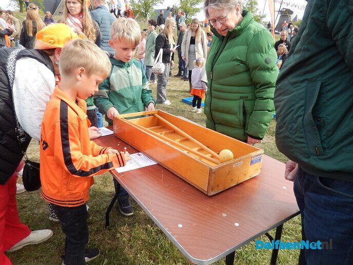 Enorm gezellige drukte op het feestterrein - Foto: Willy