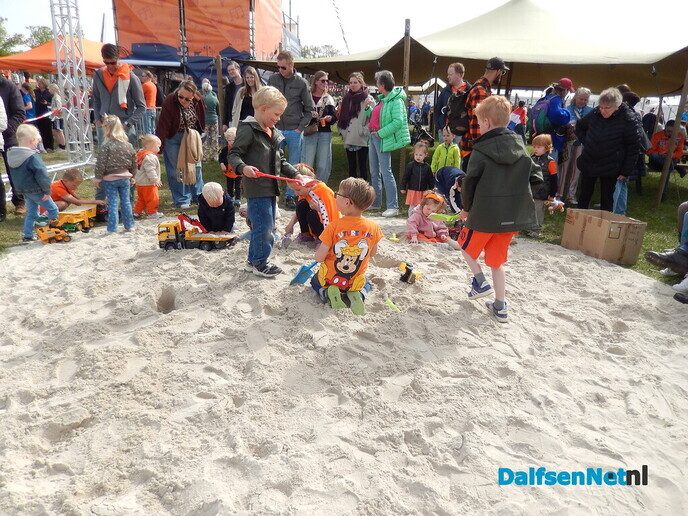 Enorm gezellige drukte op het feestterrein - Foto: Willy