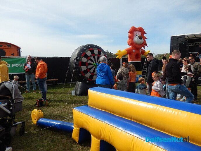 Enorm gezellige drukte op het feestterrein - Foto: Willy
