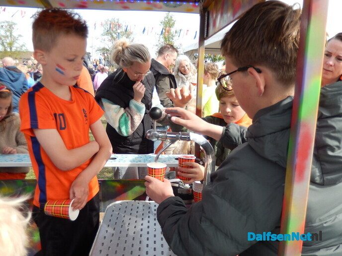 Enorm gezellige drukte op het feestterrein - Foto: Willy