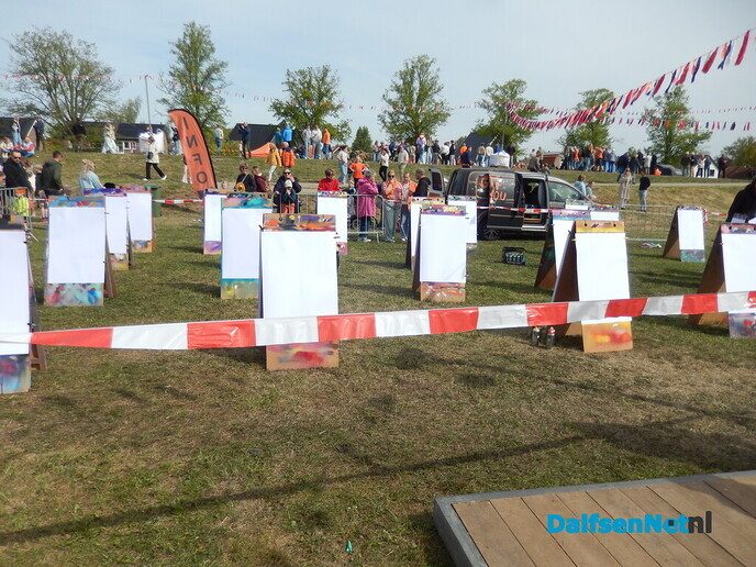 Enorm gezellige drukte op het feestterrein - Foto: Willy