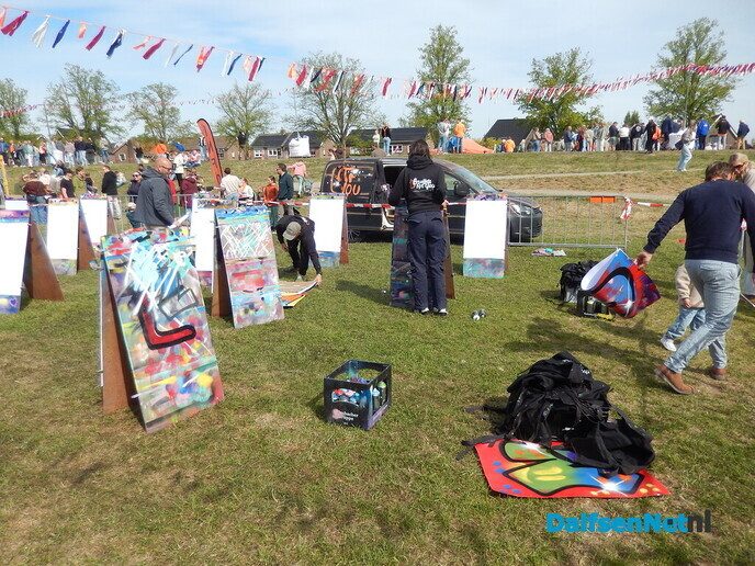 Enorm gezellige drukte op het feestterrein - Foto: Willy