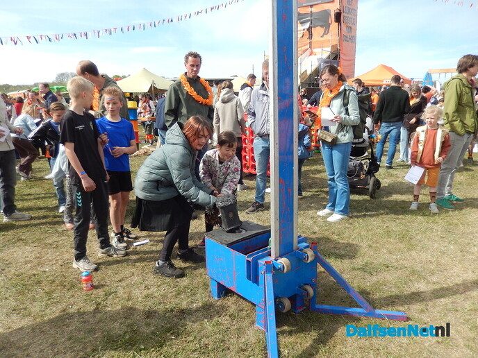Enorm gezellige drukte op het feestterrein - Foto: Willy