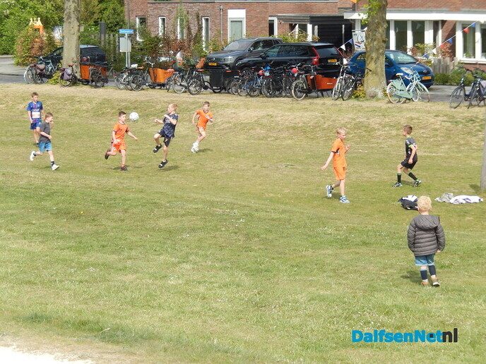 Enorm gezellige drukte op het feestterrein - Foto: Willy