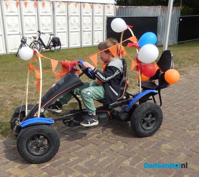 Optocht Hoonhorst super geslaagd en beachvolleybal - Foto: Willy