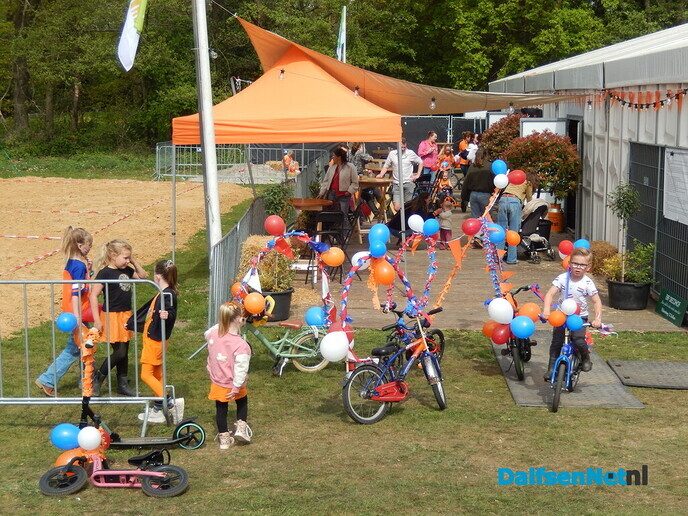 Optocht Hoonhorst super geslaagd en beachvolleybal - Foto: Willy