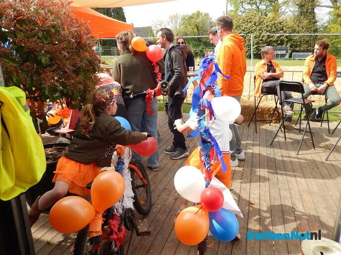 Optocht Hoonhorst super geslaagd en beachvolleybal - Foto: Willy