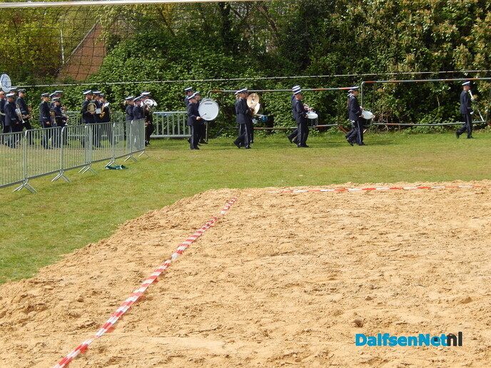 Optocht Hoonhorst super geslaagd en beachvolleybal - Foto: Willy
