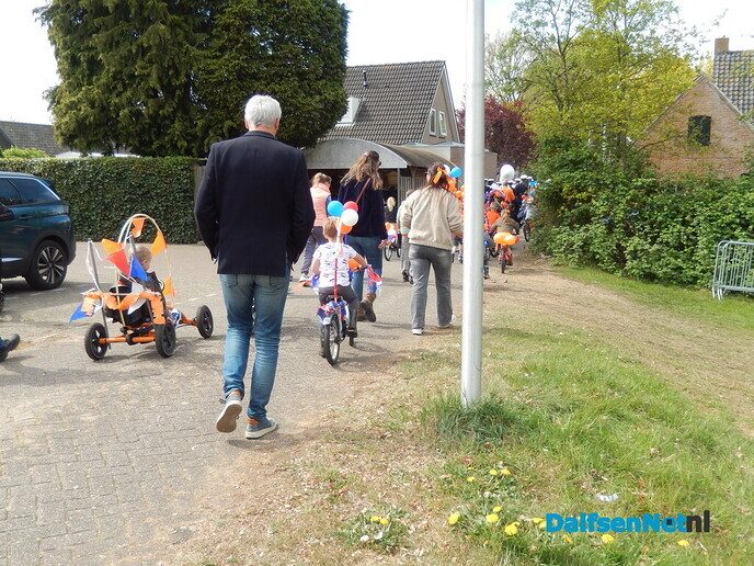 Optocht Hoonhorst super geslaagd en beachvolleybal - Foto: Willy
