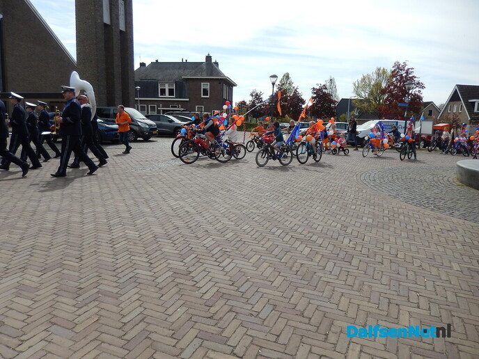 Optocht Hoonhorst super geslaagd en beachvolleybal - Foto: Willy