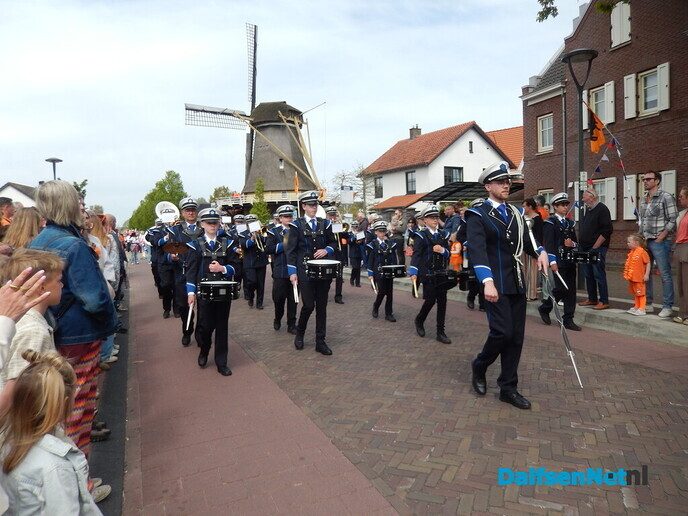 Optocht Dalfsen bijzonder sfeervol - Foto: Willy