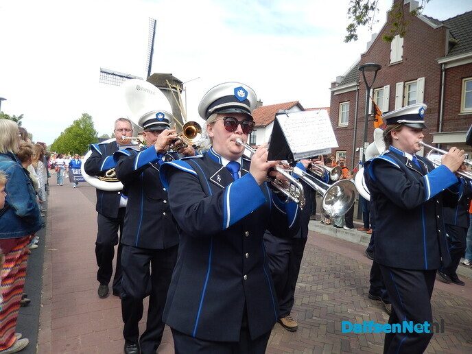 Optocht Dalfsen bijzonder sfeervol - Foto: Willy