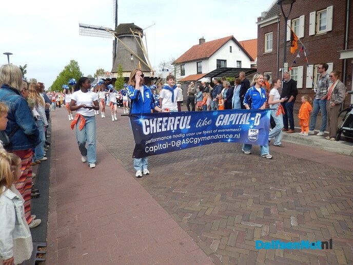 Optocht Dalfsen bijzonder sfeervol - Foto: Willy