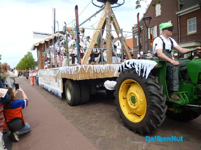 Optocht Dalfsen bijzonder sfeervol - Foto: Willy