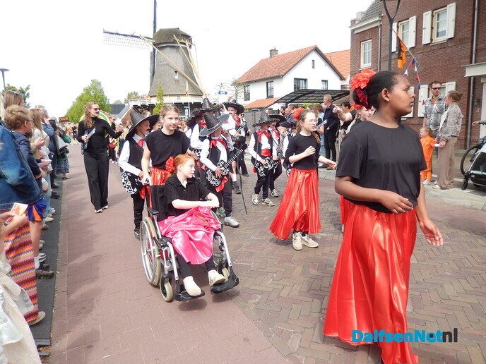 Optocht Dalfsen bijzonder sfeervol - Foto: Willy