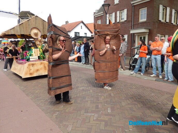 Optocht Dalfsen bijzonder sfeervol - Foto: Willy