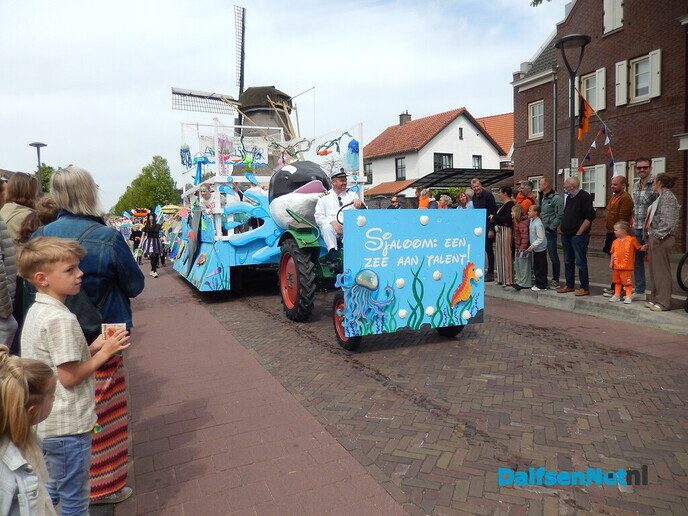 Optocht Dalfsen bijzonder sfeervol - Foto: Willy