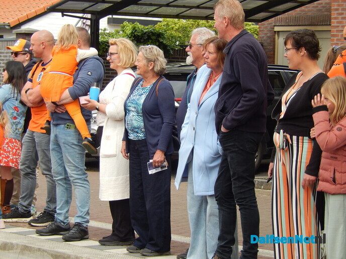 Optocht Dalfsen bijzonder sfeervol - Foto: Willy
