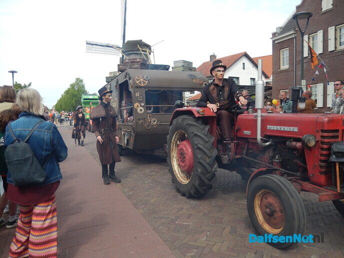 Optocht Dalfsen bijzonder sfeervol - Foto: Willy