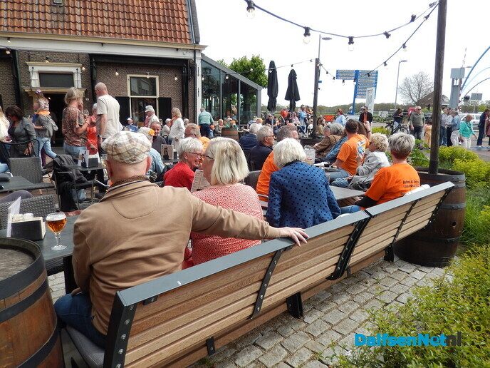 Optocht Dalfsen bijzonder sfeervol - Foto: Willy