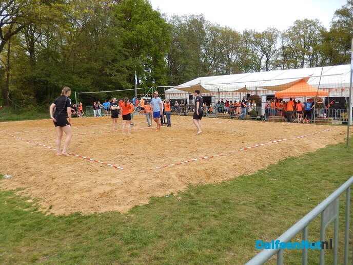 Optocht Hoonhorst super geslaagd en beachvolleybal - Foto: Willy