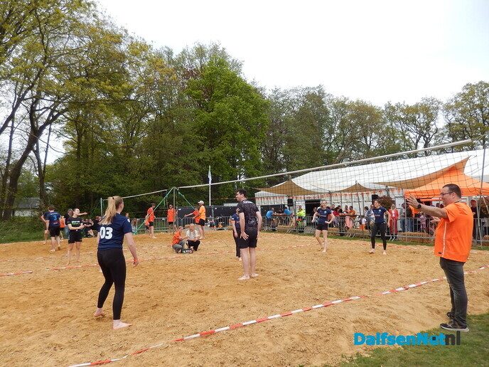 Optocht Hoonhorst super geslaagd en beachvolleybal - Foto: Willy