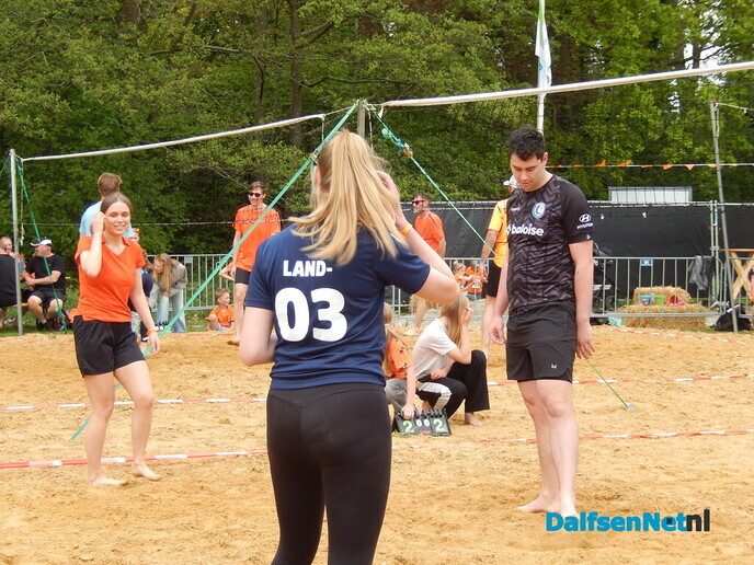 Optocht Hoonhorst super geslaagd en beachvolleybal - Foto: Willy