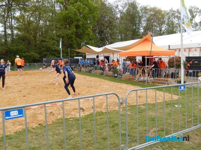 Optocht Hoonhorst super geslaagd en beachvolleybal - Foto: Willy