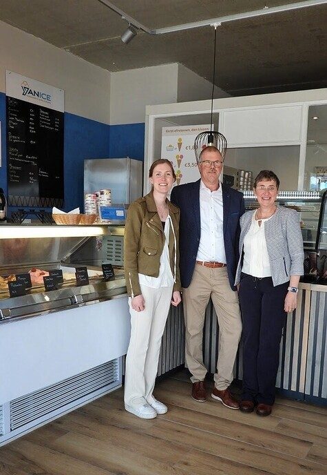 Wethouder Andre Schuurman opende ijssalon - Foto: Femmie Smink