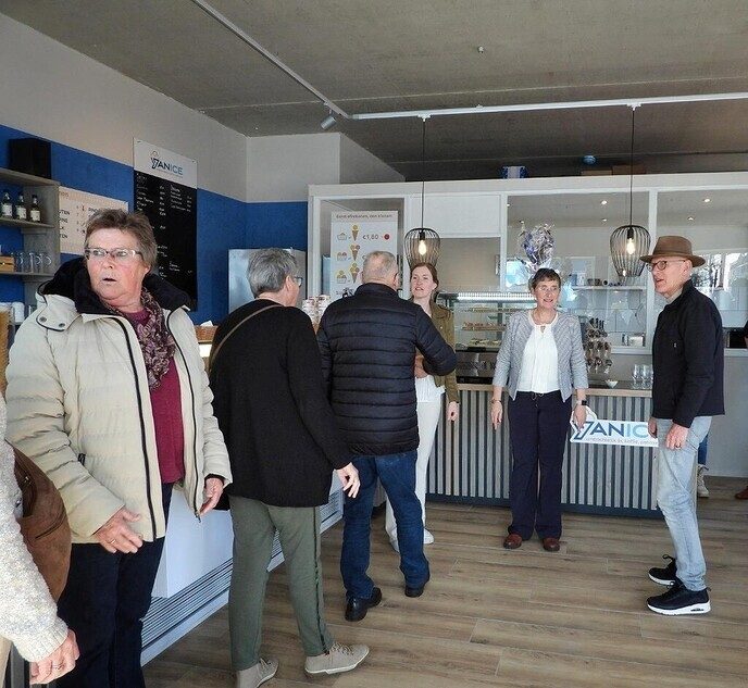 Wethouder Andre Schuurman opende ijssalon - Foto: Femmie Smink