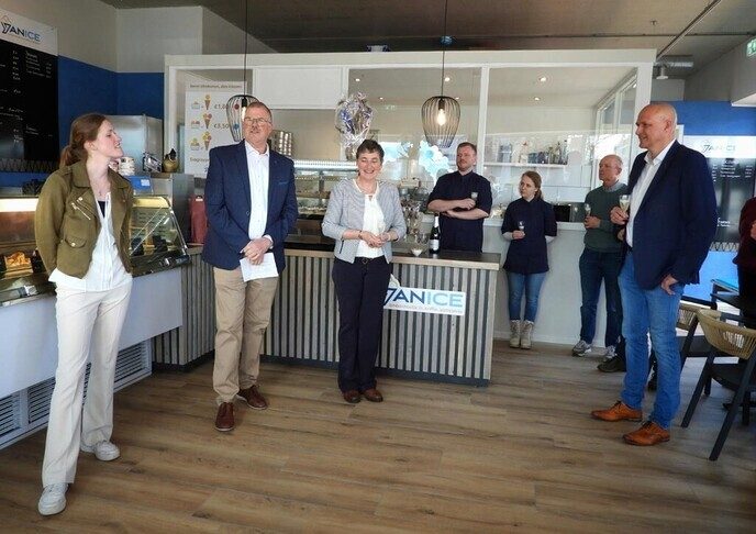 Wethouder Andre Schuurman opende ijssalon - Foto: Femmie Smink